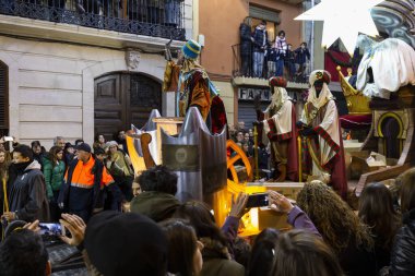 Alcoy, SPAIN - 5 Ocak 2019: Üç kralın Alcoy sokaklarında müzik ve sanatçılarla geçit töreni. Cabalgata de los Reyes Magos.
