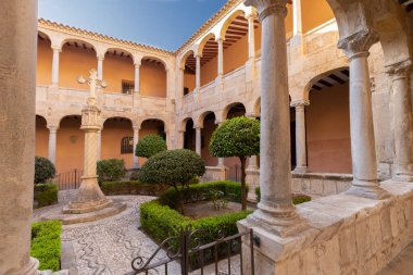 Orihuela, İspanya - 16 Kasım 2019: İspanya 'nın Kosta Blanca kentindeki Orihuela kasabasındaki Kutsal Slavador Katedrali Manastırı