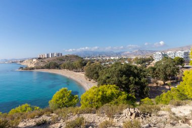 Doğal park ve La Cala de Fenistrat, Benidorm, İspanya 'da denize karşı yerleşim alanı