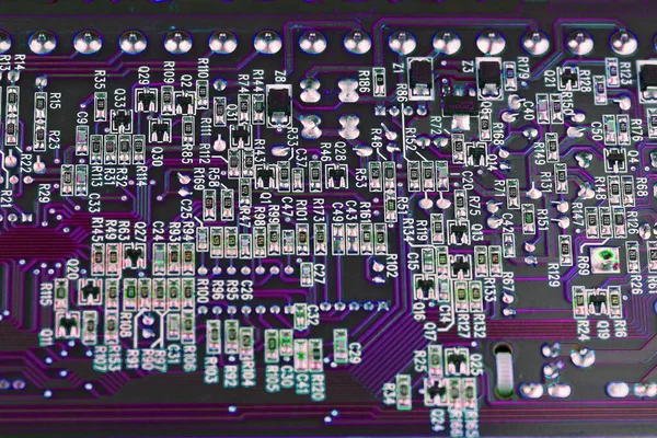 Bilgisayar elektronik mikro devreler, makro, mor arka plan. Elektronik devre kartı kapanıyor.