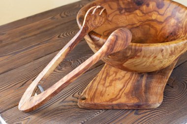 Zeytin tabakları, ahşap tabaklar. Çevre dostu seçim ve doğa dostu. Plastiksiz ve temiz bir gezegen kavramı. Metin için boş alan.