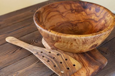 Zeytin tabakları, ahşap tabaklar. Çevre dostu seçim ve doğa dostu. Plastiksiz ve temiz bir gezegen kavramı. Metin için boş alan.