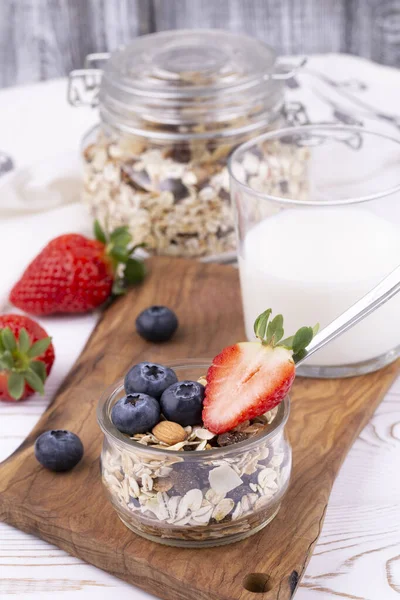 Gesundes Frühstück Mit Hausgemachtem Joghurt Und Frischen Erdbeeren Und Blaubeeren — Stockfoto