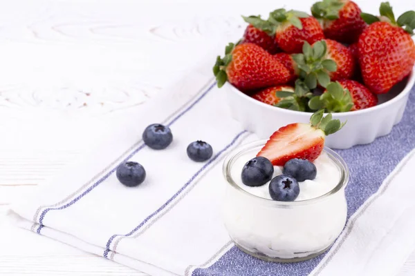 Healthy Breakfast Homemade Yoghurt Fresh Strawberries Blueberries White Wooden Table — Stock Photo, Image