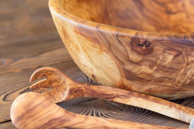 Zeytin tabakları, ahşap tabaklar. Çevre dostu seçim ve doğa dostu. Plastiksiz ve temiz bir gezegen kavramı. Metin için boş alan