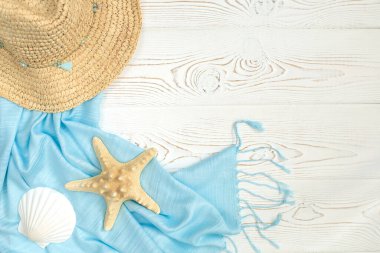 Renkli yaz tatili plaj afişi beyaz ahşap panellerde aksesuarlar, en üstte kopya alanı olan sınır tasarımı.