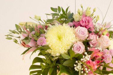 Güzel çiçek arkaplanı. Somon rengi güller, arşivler ve diğer çiçekler. Anneler günü, düğün davetiyesi, doğum günü. Boşluğu kopyala