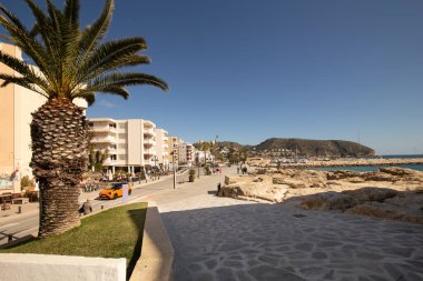 Moraira, Costa Blanca, İspanya - 20 Şubat: Alicante ili, gezinti güvertesi ve limana bakan tatil köyündeki Akdeniz kıyıları.