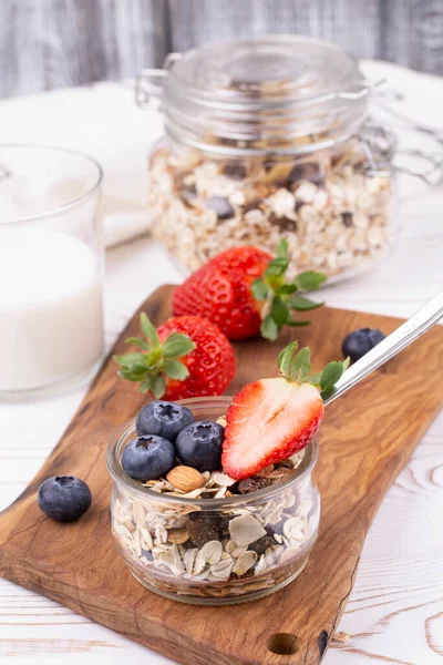 Gesundes Frühstück Mit Müsli Und Frischen Erdbeeren Und Blaubeeren Milch — Stockfoto