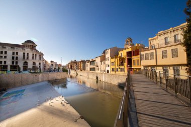 Orihuela, İspanya - 16 Kasım 2019: Segura nehri boyunca Orihuela İspanya 'da renkli evler.
