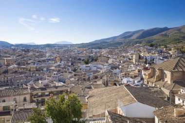 Caravaca, İspanya - 17 Kasım 2017: İspanya 'da Murcia yakınlarındaki hac mekanı olan fayanslı çatıları olan Caravaca de la Cruz şehrinin panoraması