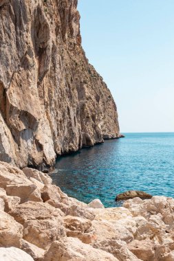Calpe, Alicante, İspanya 'daki Ifach kayası, büyük taşlar ve dikey uçurumun manzarasını kapatın.