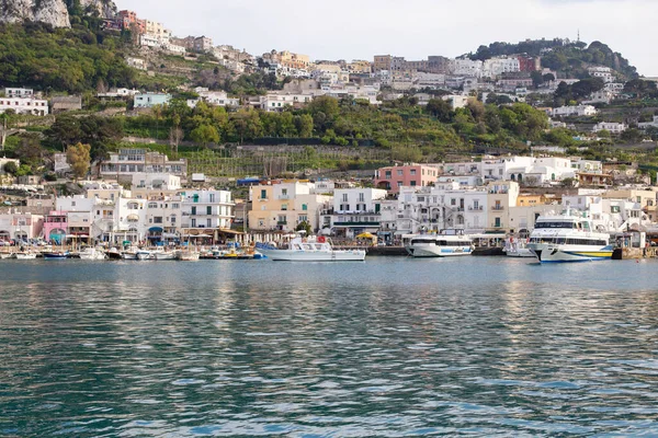 Ilha de Capri, Itália - 12 de abril de 2017: Panorama do porto Marina Grande, vista da água em navios e casas coloridas na costa. — Fotografia de Stock