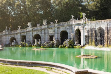 İtalya 'nın Caserta Kraliyet Sarayı' nda heykelleri olan Barok çeşmesi..