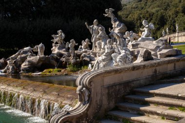Caserta İtalya 'nın Reggia bölgesindeki Cerere heykellerinin olduğu barok çeşmesi..