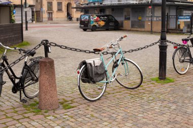 Stockholm, İsveç - 24 Eylül 2017: Eski Stockholm kasabasında eski bisikletler