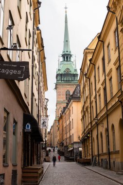 Stockholm, İsveç - 24 Eylül 2017 Eski Gamla Stan kasabasının Stockholm dar sokakları, Kulenin Kubbesi, İsveç.