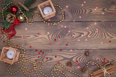 Noel ya da yeni yıl arkaplanı, noel süslemeleri ve köknar dalları, mumlar, düz uzanma, mesajlaşma için boş alan