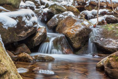 Taşların üzerinden akan su
