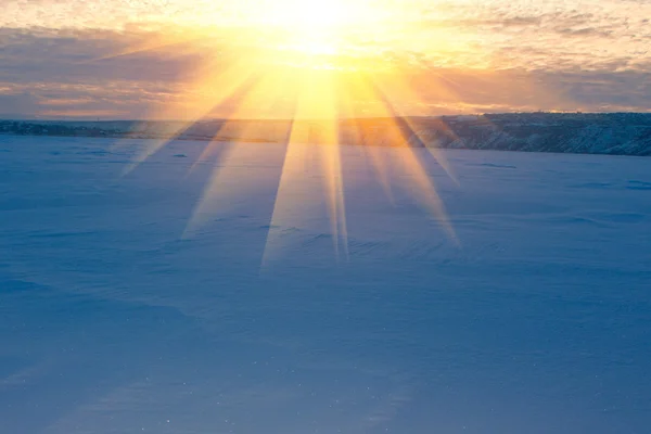 Amanhecer sobre a paisagem de inverno — Fotografia de Stock