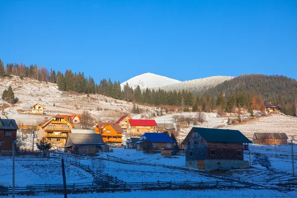 Villaggio situato ai piedi delle colline — Foto Stock