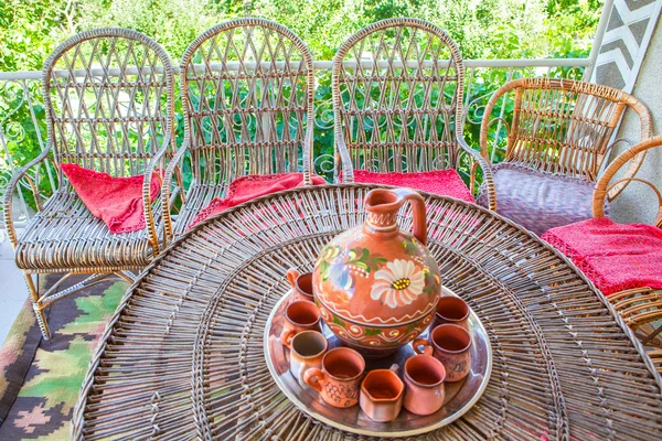 Mesa de vime e cadeiras — Fotografia de Stock