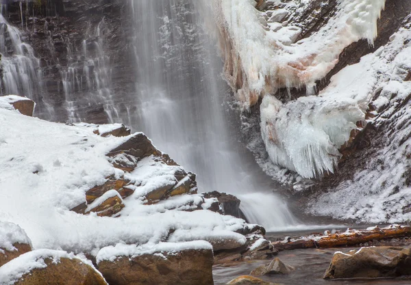 Cascata gelada no inverno — Fotografia de Stock