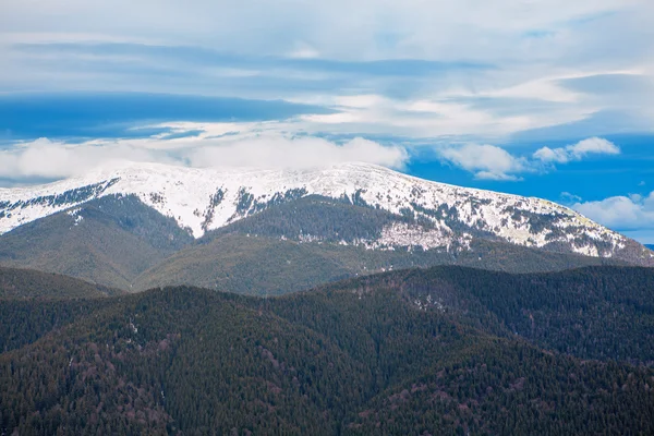 Montañas bajo el cielo azul —  Fotos de Stock