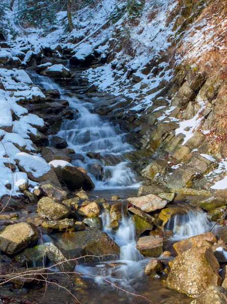 Ruisseau gelé en hiver — Photo