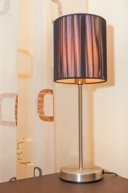 gece lambası perdeleri yakınındaki