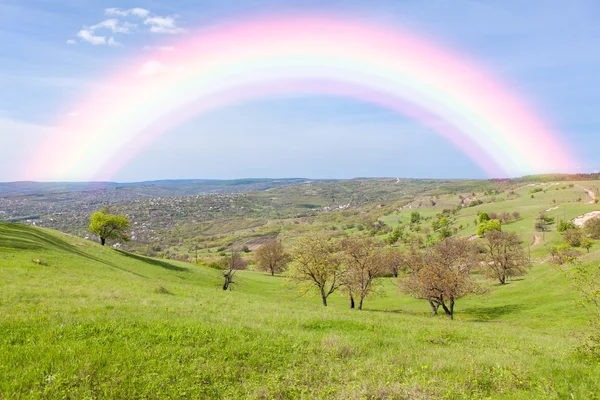 Schöner Regenbogen über grünen Hügeln — Stockfoto