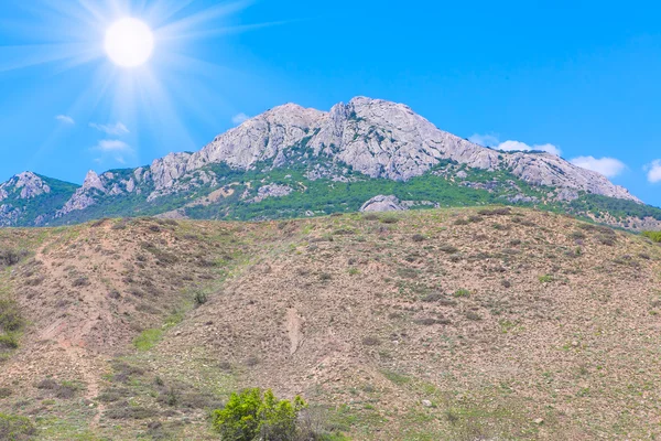 Grote zon over berg — Stockfoto