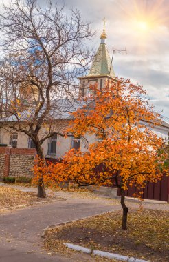 Kilise ile sonbahar sahne
