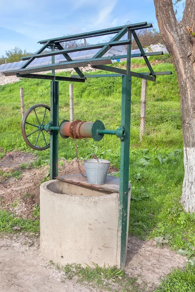 農村部の場所でよく水します。 — ストック写真