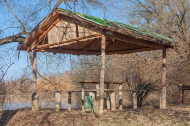 Ormandaki ahşap çardak. 