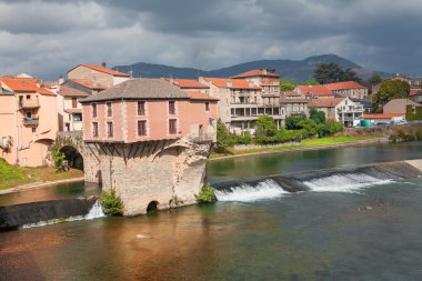 Ev Nehri üzerinde inşa