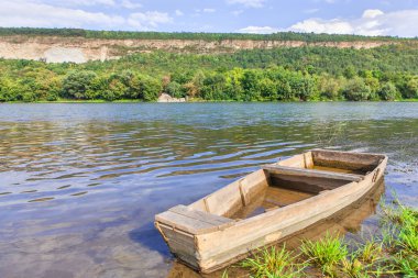 bir nehir üzerinde eski kürek teknesi
