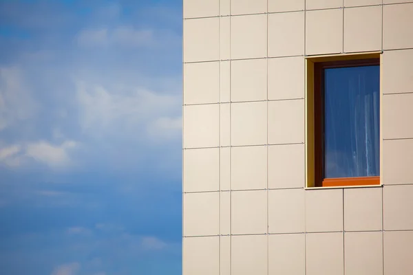 Venster tegen blauwe en gele achtergrond — Stockfoto