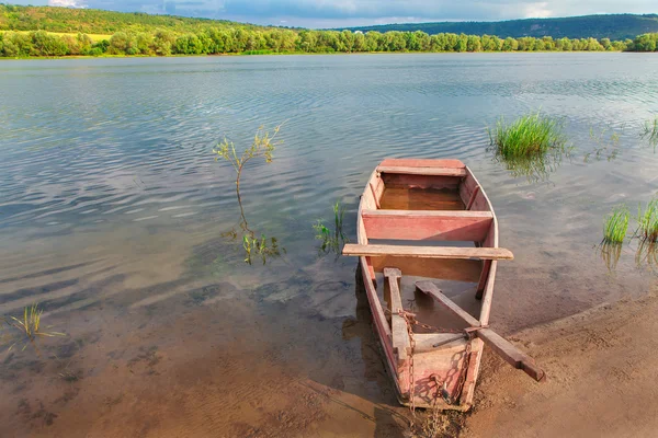 Barca sulla riva del fiume — Foto Stock