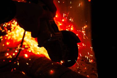 Kıvılcımlarla çalışan endüstriyel öğütücü 