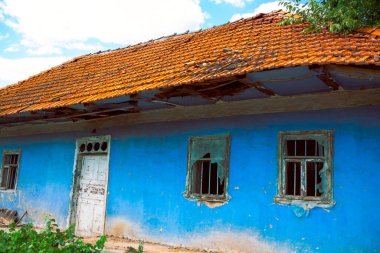 Yıkık çatılı terk edilmiş bir kır evi.