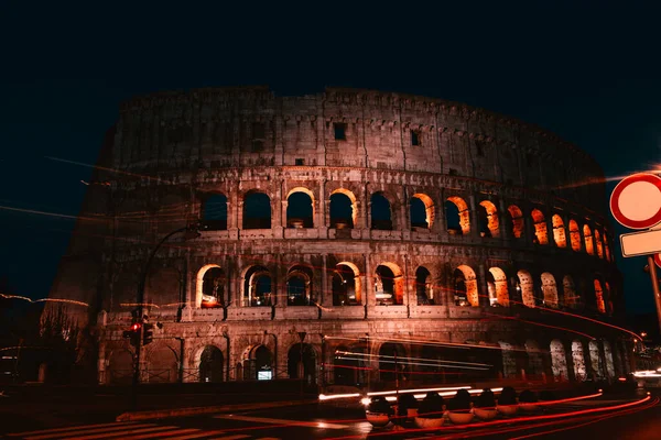 Colosseo Cartelli Stradali Vista Notturna Dell Antica Roma — Foto Stock
