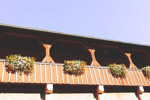 Groot Balkon Oude Stijl Ingericht Met Bloembed — Stockfoto