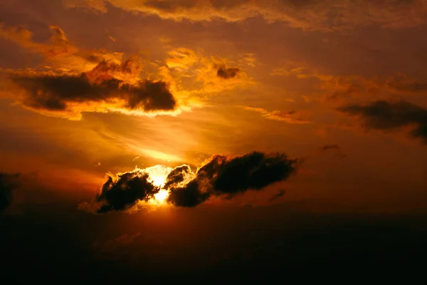 Вечірнє Небо Червоних Тонах Чорні Хмари Сутінках — стокове фото