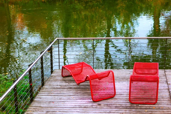 Espreguiçadeiras Vermelhas Porto Relaxe Natureza Outono — Fotografia de Stock