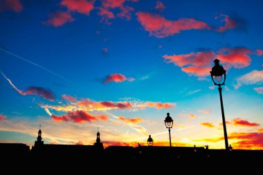 Alacakaranlıkta lambalar olan Paris caddesi. Alacakaranlıktaki Paris şehri