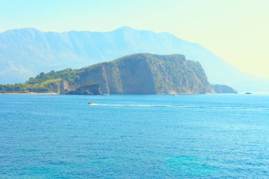 Budva Sveti Nikola adası. Karadağ 'ın Adriyatik Denizi' ndeki yaz tatili 