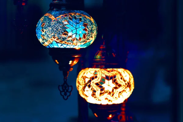 Lâmpadas Turcas Fundo Azul Escuro Lâmpada Mesa Mosaico Estilo Árabe — Fotografia de Stock