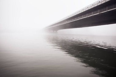 Nehir ve köprünün üzerinde sis var. Sonbaharda sisli hava 