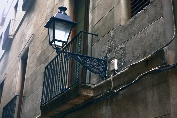 旧市街の街灯とバルコニー バルセロナのラテン地区の照明 — ストック写真